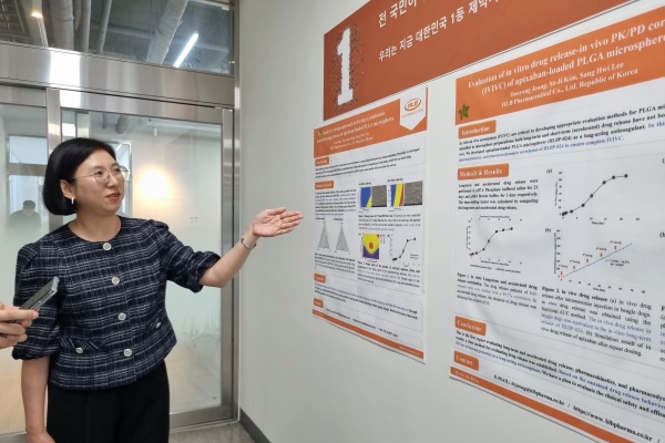 고두영 HLB제약 DDS팀장이 장기지속형 주사제 데이터가 담긴 논문 포스터를 설명하고 있다. 사진/HLB