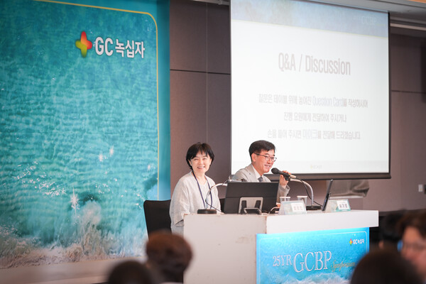 좌장으로 참여한 대구가톨릭대학교병원 소아청소년과 최은진 교수와 한국혈우재단의원 유기영 원장. 사진/GC녹십자