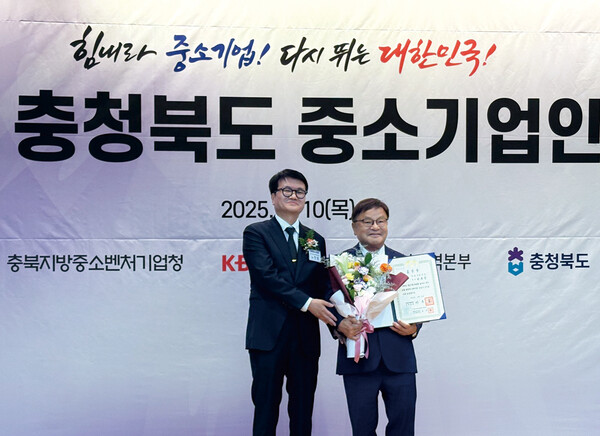충북지방중소벤처기업 노진상청장(왼쪽)과 한국팜비오 남봉길 회장. 사진/한국팜비오