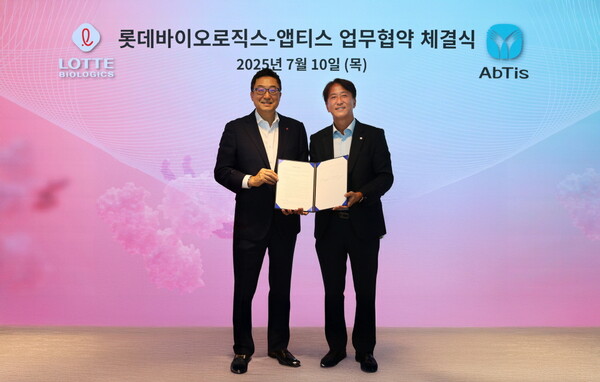 박제임스 롯데바이오로직스 대표이사(왼쪽)와 한태동 앱티스 대표이사가 업무협약 체결식에서 기념사진을 촬영하고 있다. 사진/롯데바이오로직스