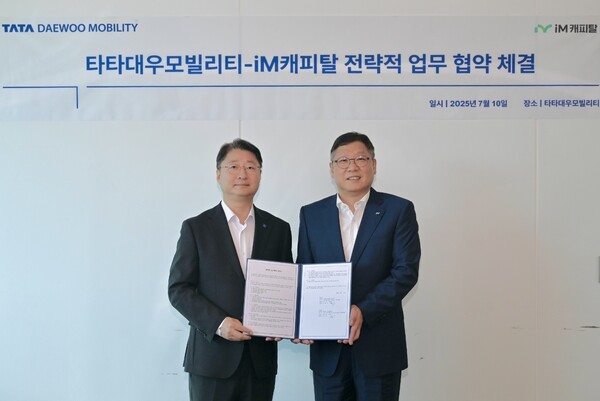 전략적업무협약을 체결한 타타대우모빌리티 김태성 사장(왼쪽)과 iM캐피탈 김성욱 대표이사. 사진/타타대우모빌리티