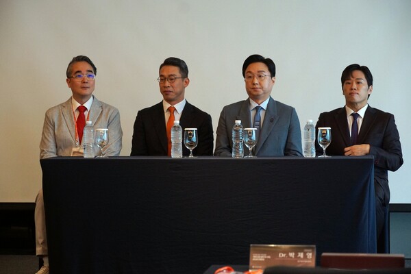 (왼쪽부터)윤춘식 예미원피부과 원장, 윤준수 대웅제약 나보타사업본부장, 박제영 압구정오라클피부과 원장, 박영운 빌라드스킨피부과 원장.