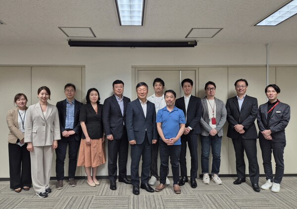 지난 16일 일본 도쿄에서 열린 한국제약바이오협회-일본제약협회 간담회 기념촬영 모습. 간담회에서는 양국 제약바이오산업 현황 공유와 상호 협력증대방안 등이 논의됐다. 사진 앞줄 왼쪽부터 이재국 한국제약바이오협회 부회장, 일본제약협회 아시아위원회 카가와 오사무 위원장. 사진/한국제약바이오협회